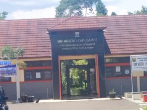 Pertanyakan Pengelolaan Dana BOS, Wartawan dan LSM Terkesan Dihadang di SMP Negeri 1 Kadudampit