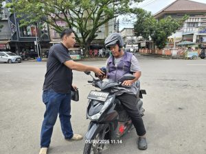 Tradisi Jumat Berkah, Ketua LSM Rakyat Indonesia Berdaya DPC Muaraenim Bagikan Nasi bungkus dan Nasi Kotak untuk Warga